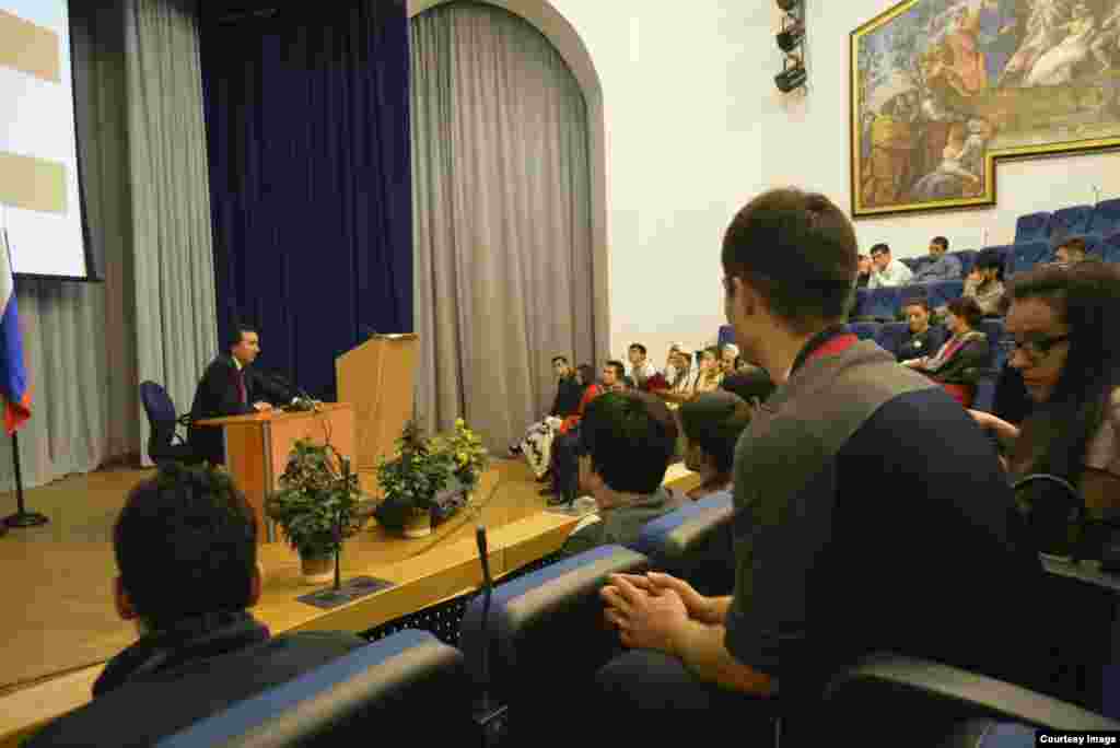 Мулоқоти сафири Тоҷикистон Имомуддин Сатторов бо донишҷӯёни тоҷики мактабҳои олии Русия