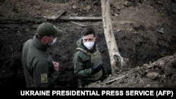 Президент України Володимир Зеленський в окопі під час поїздки на Донбас у квітні 2020-го року