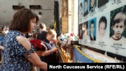 Родственники погибших на месте теракта в школе №1, Беслан, 1 сентября 2019 года