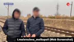 Képernyőfotó a tinédzserek fogva tartásáról szóló riportból, amelyet a Zaporizzsjai terület orosz megszállás alatt álló részén működő egyik tévécsatorna készített