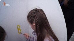 Діти просто неба розмальовують півтораметрову писанку для переселенців із зони АТО (відео) Діти просто неба розмальовують півтораметрову писанку для переселенців із зони АТО (відео)