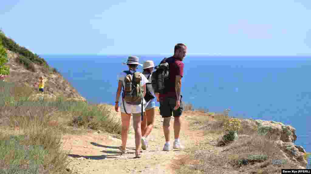 Туристи йдуть на пляж «Баунті», популярний завдяки морській воді бірюзового кольору. Місцеві ж називають цей пляж «Маяк»
