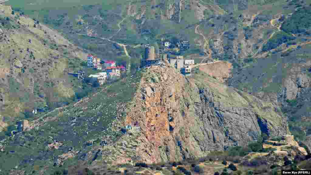 На протилежному боці Балаклавської бухти видно генуезьку фортецю Чембало, а за нею – балка Кефало Врісі 