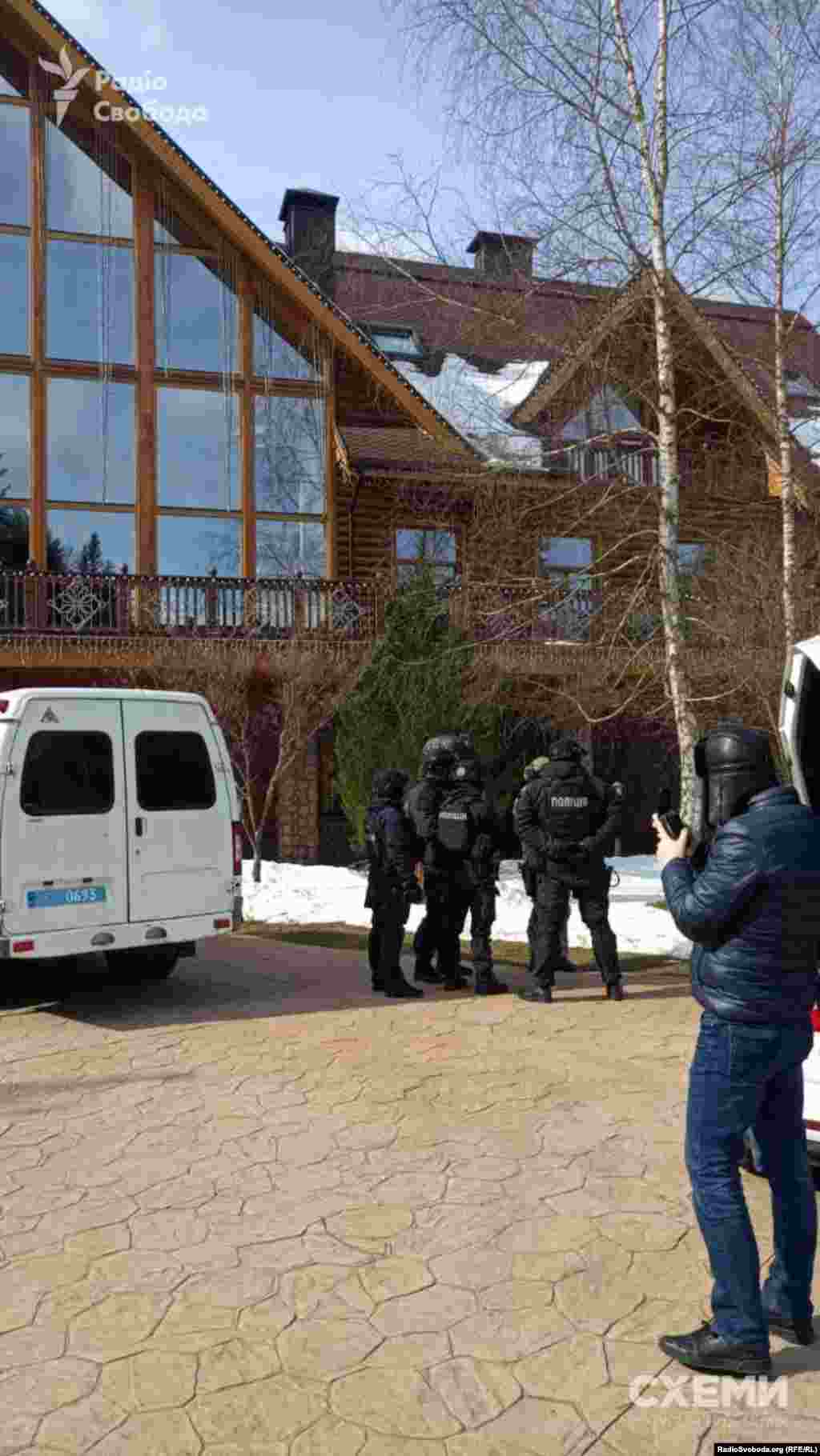 Із чим пов’язане ця кримінальне спровадження? Речниця Департаменту стратегічних розслідувань Нацполіції Наталія Калиновська розповіла «Схемам», що розслідування ведеться за статтею 364 Кримінального кодексу – зловживання владою чи службовим становищем посадових осіб під час виділення та користування земельними ділянками