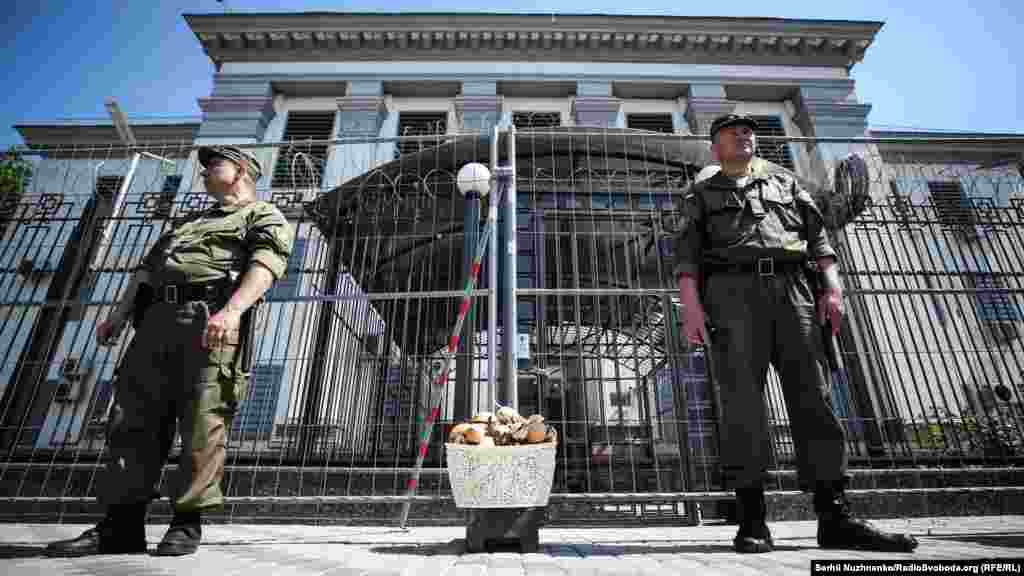 11-й день голодування. Активісти провели перфоманс «Путін, подавись!» біля посольства Росії в Україні. Перед будівлею вони залишили кошик з булочками, всередині яких був чорний чоловічий силует