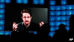Находясь в России, Сноуден выступает на конференциях и комментирует вопросы цифровой безопасности и слежки