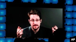 Edward Snowden locuiește din 2013 în Rusia, după ce a fost pus sub acuzare de autoritățile americane pentru divulgarea a milioane de documente clasificate privind programele de supraveghere ale guvernului SUA.
