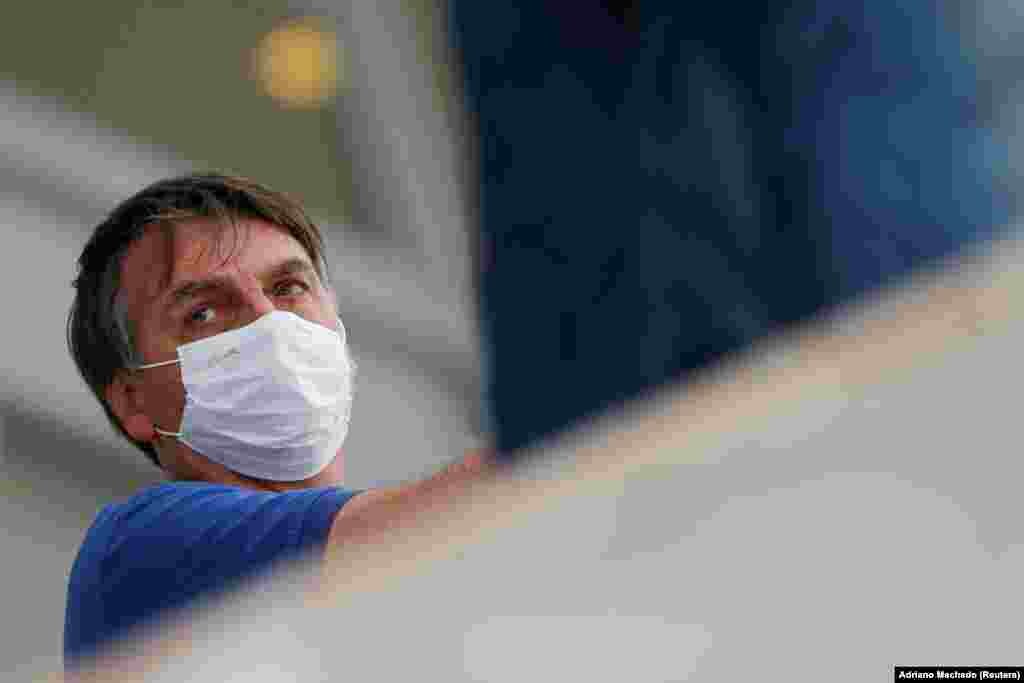 Тим часом в країні, через стрімке зростання кількості хворих, посилився тиск на президента Жаїра Болсонару, який відкидає небезпеку коронавірусу. За місяць бразильский уряд змінив вже другого міністра охорони здоров'я
