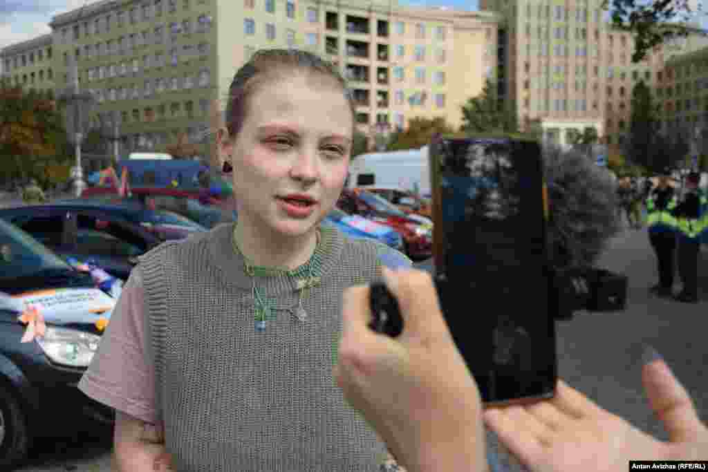 Станіслава – співорганізаторка ХарківПрайду. У 2023 році жінка зробила пропозицію своїй коханій і відтоді бореться за право юридично оформити стосунки. Наречена Станіслави Аліна зараз служить у лавах ЗСУ. У разі поранення чи захворювань коханої, каже Станіслава, вона не зможе потрапити у лікарню, адже офіційно не є родичкою Аліни. Також юридично незахищеними будуть і їхні діти, каже учасниця автопробігу