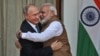Индийският премиер Нарендра Моди прегръща руския президент Владимир Путин по време на срещата им в Ню Делхи, Индия, 5 октомври 2018 г.