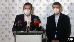 Міністр внутрішніх і закордонних справ Ян Гамачек (л) поруч з прем’єр-міністром Чехії Андреєм Бабішем (п) на пресконференції у суботу, 17 квітня 2021 року