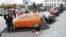 На центральной улице Новосибирска прошел первый в России граффити-фестиваль, объектами которого стали автомобили. Такой формат популярен за рубежом, в России машины, украшенные уличными художниками, можно пересчитать по пальцам, говорят организаторы