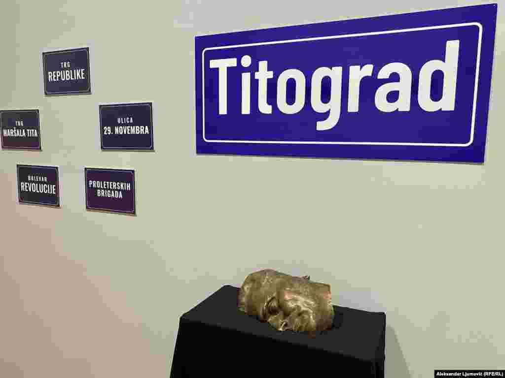 Pad socijalizma i formiranje novih nacionalnih država ogledali su se i kroz preimenovanjima ulica i trgova. Dok su se u gradovima Istre, Slovenije, Crne Gore i Makedonije zadržali nazivi po Josipu Brozu Titu, u drugim dijelovima bivše Jugoslavije njegovo ime brzo je uklonjeno sa mapa. U Beogradu je Titova ulica prvo preimenovana u Ulicu srpskih vladara, a zatim u Ulicu kralja Milana. Istovremeno nakon 1990. godine, zabilježeno je masovno uklanjanje i uništavanje spomenika. Na izložbi je istaknut prepolovljeni spomenik Josipu Brozu Titu, vođi partizanskog pokreta i doživotnom predsjedniku Jugoslavije.