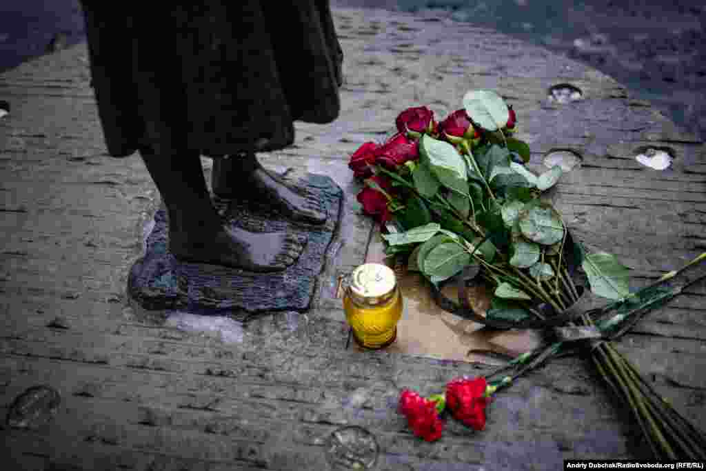 Виставка стала можливою завдяки Міжнародному координаційному комітетові у справі Голодомору Світового конгресу українців (СКУ), що працює з міжнародною спільнотою над визнанням Голодомору 1932–33 років геноцидом, протидіє дезінформації і підвищує обізнаність про Голодомор у світі