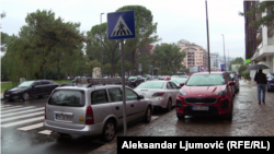 Parkirani automobili na pješačkom prelazu česta su pojava na podgoričkim ulicama.