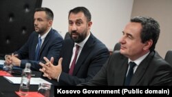 Elbert Krasnići (u sredini), na prvom sastanku Odbora za Mitrovicu sedi pored aktuelnog kosovskog premijera Aljbina Kurutija.