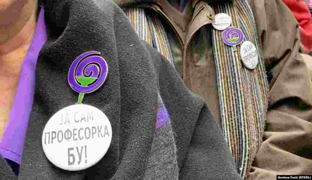 Skup je organizovala inicijativa "Pobunjeni univerzitet", koja predstavlja mrežu zaposlenih u visokom školstvu i nauci, sa ciljem preuzimanja odgovornosti za dalju borbu, naveli su.