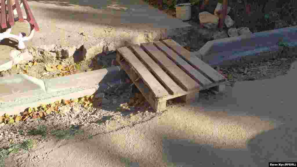 Щоб пройти до під'їзду будинку, треба подолати перешкоду