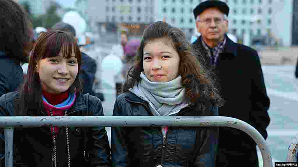 Камал театры каршында яңа сезон ачу тантанасы 