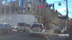 Згодом журналісти помітили, як він – із порушенням правил – повернув до торговельного центру «Арена» з ряду, яким можна їхати тільки прямо