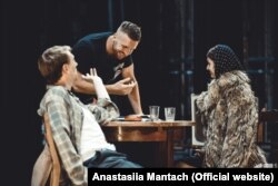 У братів важкі стосунки. В ролі Антона - Дмитро Соловйов