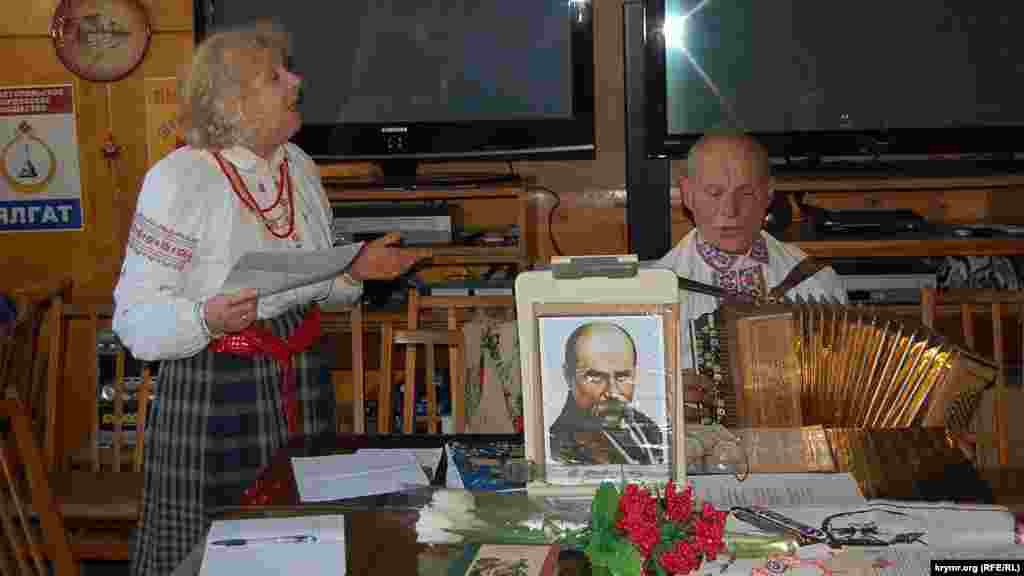 Севастополь. До 2017 року багато акцій стали влаштовувати в приміщеннях, вишиванку тепер рідко зустрінеш на кримських вулицях. Водночас у Криму відродилися творчі об'єднання та культурні українські центри. «Свою Україну любіть. Любіть її… Во врем’я люте. В останню тяжкую минуту За неї Господа моліть». (Т. Шевченко «Чи ми ще зійдемося знову...»)