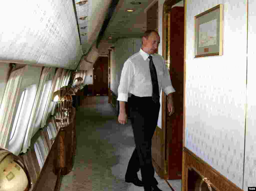 Путин дар дохили ҳавопаймои президентӣ. 