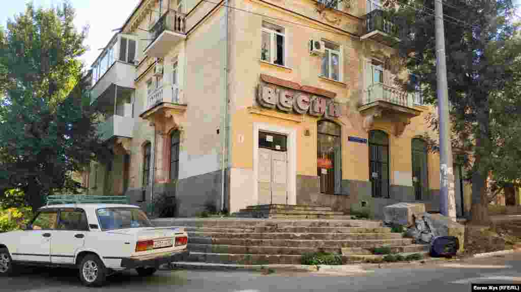 Магазин «Весна» на першому поверсі будинку №1 не працює вже з десяток років. Стільки ж господарі намагаються його продати, але без успіху – місце для торгівлі тут не жваве. Будинок побудований у 1955 році, магазин – з тих же часів