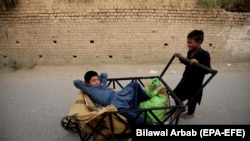 په پېښور کې ماشومان د کار موندلو هڅه کوي - پخوانی انځور