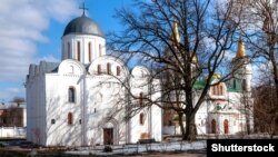 Чернігів. Ліворуч: Собор Бориса й Гліба часів України-Русі – пам'ятка архітектури початку XII століття. Праворуч: Спасо-Преображенський (Спаський) собор у Чернігові – одна із найстаріших збережених монументальних кам'яних будов України-Русі, початок будівництва – до 1036 року.