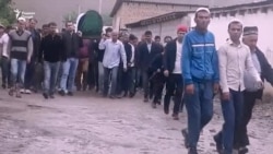 Ҷасади Сайрам Холова ва як писарашро аз об берун оварданд Ҷасади Сайрам Холова ва як писарашро аз об берун оварданд