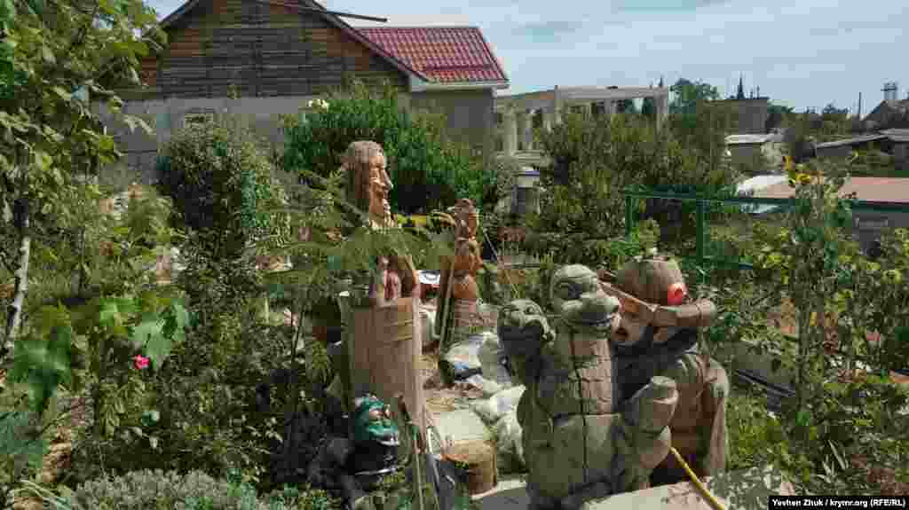 У дворі музею – вирізані з дерева фігури фантастичних персонажів