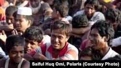 عکسی آرشیوی از اقلیت روهینگیا که تلاش میکنند وارد خاک بنگلادش شوند