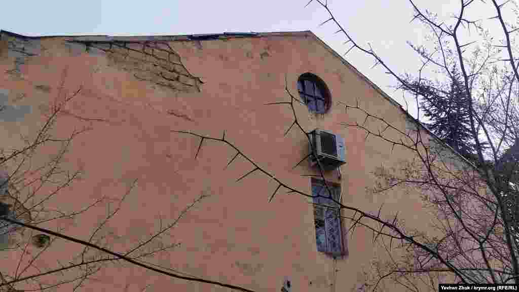 Наявність двох відомств на одній території призвело, фактично, до того, що будівля знівечена. Податківці відремонтували свою частину, закривши стіни сучасним вентильованим фасадом, прокурори обмежилися фарбуванням. В результаті єдність форм втрачено. Тим часом, якщо обійти будівлю, можна побачити, що відремонтований тільки головний фасад. Бічні фасади будівлі і фасад, що виходить у двір,  не бачили ремонту десятки років