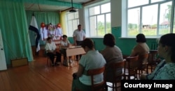 Собрание родителей в шокшинской школе, на котором им говорят, что школу все-таки закроют