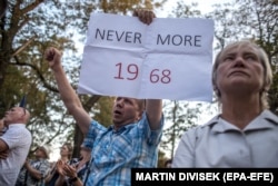 Акція під посольством Росії у Чехії. Чоловік тримає саморобний плакат, у якому нагадує про придушення Празької весни. 20 серпня 2018 року