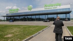 Жуковский замоне танҳо фурудгоҳи низомӣ буд ва ҳоло ба як фурудгоҳи мусофирбар табдил шудааст