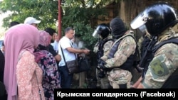 Російські силовики під час обшуків в окупованому Криму