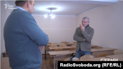 Завідувач кафедри мистецтвознавчої експертизи академії Віктор Карпов вважає, що Марину Порошенко навчили добре