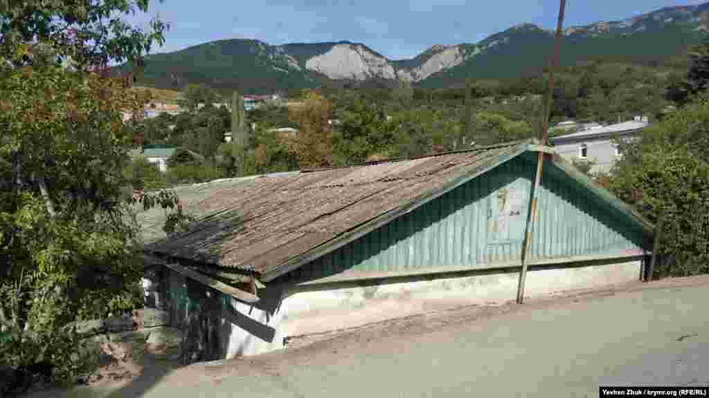 Цей будинок «вріс» у землю по самий дах