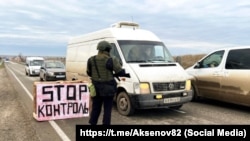 Участники подразделения «Барс-Крым» во время учений в Крыму блокируют движение гражданского транспорта, 25 января 2025 года.