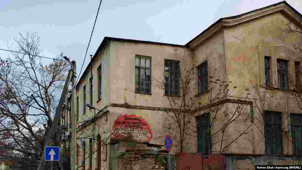 Почуття для графіті – один з головних мотивів. Можливо, в будинку навпроти живе об'єкт кохання цього художника.   Графіті на одному з будинків Севастопольського університету