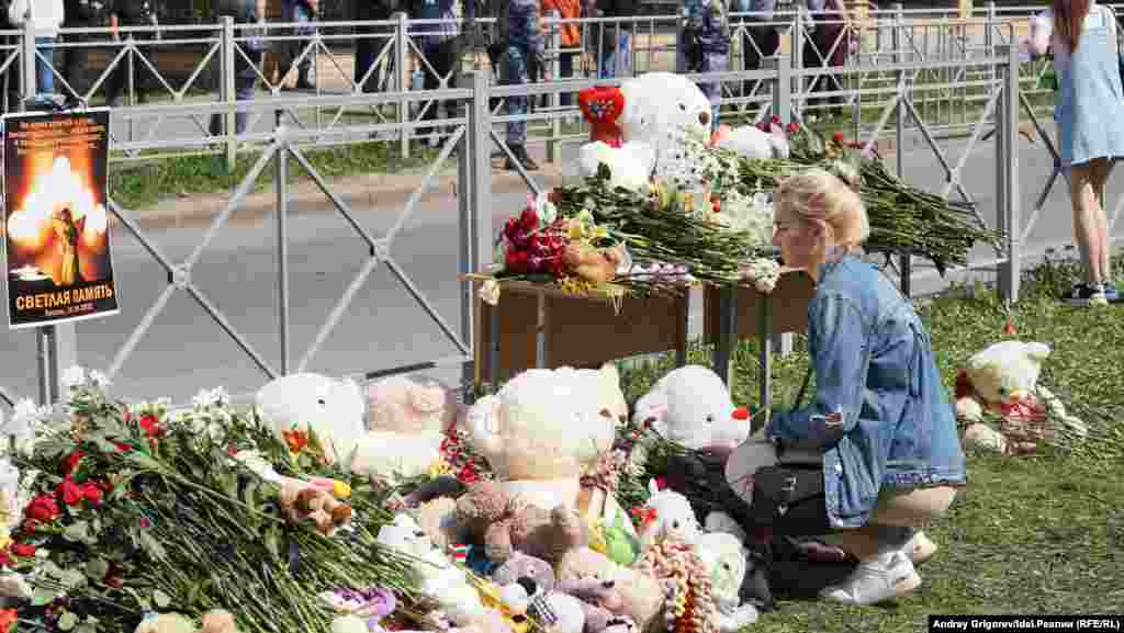 А это уже стихийный мемориал, с неограниченным доступом. Очередей здесь нет. 