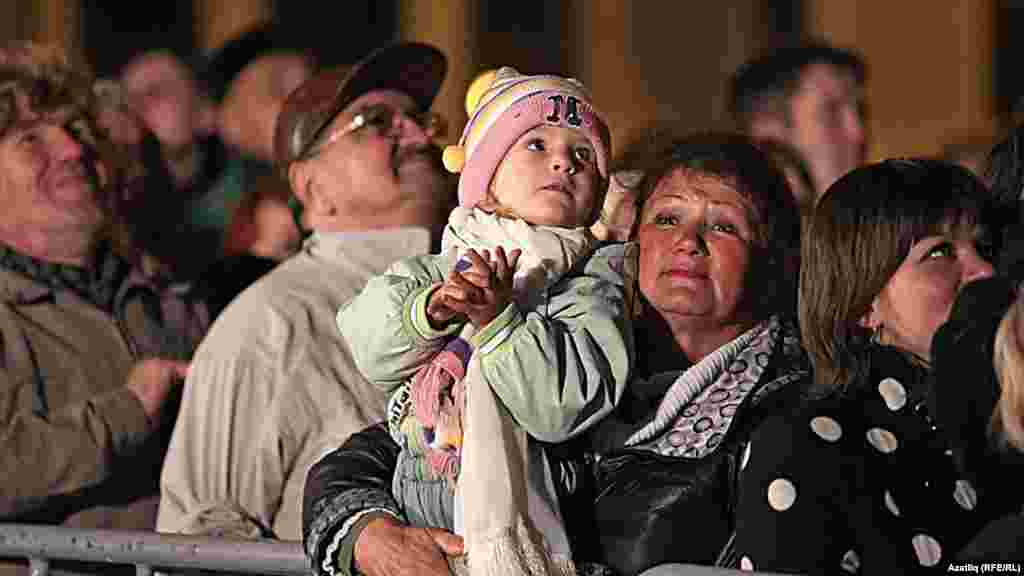 Камал театры каршында яңа сезон ачу тантанасы 