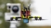 O așa-numită dronă de vânătoare în fața unei unități mobile de detectare a dronelor în Cochstedt, Germania de Est, pe 8 octombrie 2025.