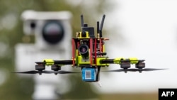 O așa-numită dronă de vânătoare în fața unei unități mobile de detectare a dronelor în Cochstedt, Germania de Est, pe 8 octombrie 2025.
