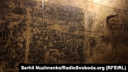 Фрагмент фрески із зображенням імператора у північній сходовій вежі Софійського собору буквально вщент вкритий різноманітними написами, здебільшого пізнішого часу. Внизу ліворуч запис Яна Студницького 1636 року, а вгорі праворуч – великий напис Григорія Дідовича-Трипольского: «Був тут Григорій Дідович на поклонінні Святої Софії». Григорій Дідович-Трипольський був автором віршу «Корінь умілості перший Граматика, учить слів та мови» книги «Євхаристіон» (Київ, 1632) – збірки віршів, якими професор риторики лаврської школи Софроній Почаський та спудеї вітали Петра Могилу зі святом Воскресіння Христового. У центрі помітні написи ХІ–ХІІІ століть, що починались зі слів «Місяця липня…», проте про подію жоден не повідомляє. Також на поверхні фрески видряпано багато малюнків коней, а також зображення жирафа (праворуч біля запису Яна Студницького)