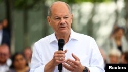 Канцлер Німеччини Олаф Шольц розмовляє з громадянами під час заходу з нагоди 75-ї річниці Основного закону Німеччини в Берліні, Німеччина, 26 травня 2024 року