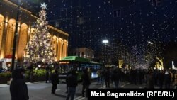 ყოფილი პრეზიდენტის, მიხეილ სააკაშვილის მომხრეები საქართველოს პარლამენტის წინ. 21 დეკემბერი, 2021 წ.