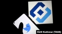 Логотип социальной сети Twitter на мобильном телефоне, иллюстрационное архивное фото